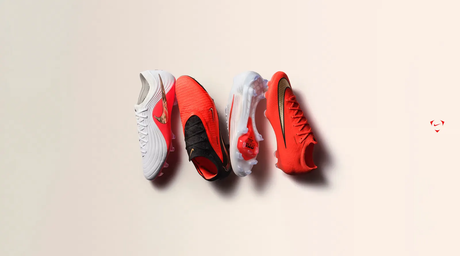 Quatre chaussures de football Nike rouges et blanches du Break 'Em Pack